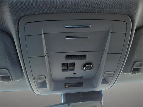 Used 2019 Chevrolet Suburban Premier w/ Premier Plus Edition image 39