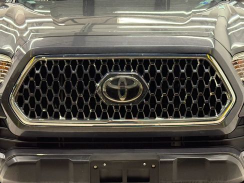 Used 2019 Toyota Tacoma TRD Off-Road AWD/4WD image 5