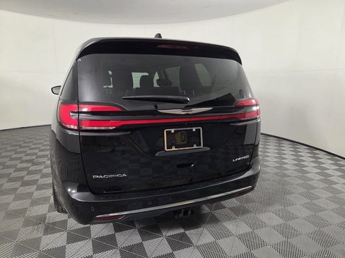 Used 2024 Chrysler Pacifica Limited w/ Trailer Tow Group FWD image 5