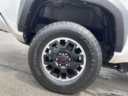 Certified 2025 Toyota Tacoma TRD Off-Road AWD/4WD image 12