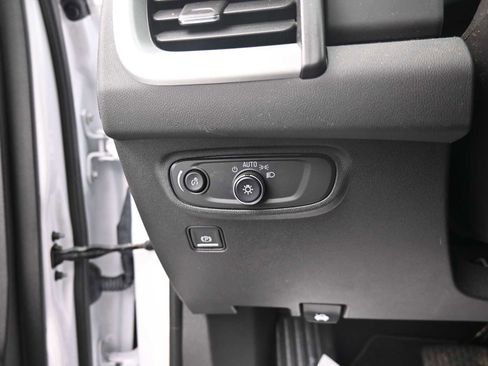 Used 2024 GMC Terrain SLE w/ Driver Convenience Package image 11