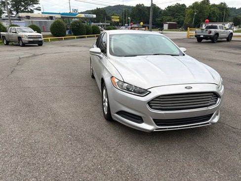 Used 2016 Ford Fusion SE FWD image 4