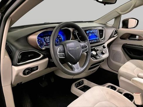 Used 2017 Chrysler Pacifica Touring w/ Tire & Wheel Group FWD image 12