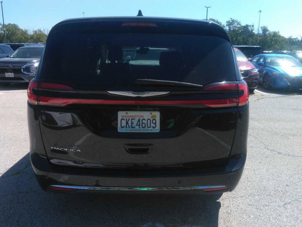 Used 2023 Chrysler Pacifica Touring-L FWD image 10