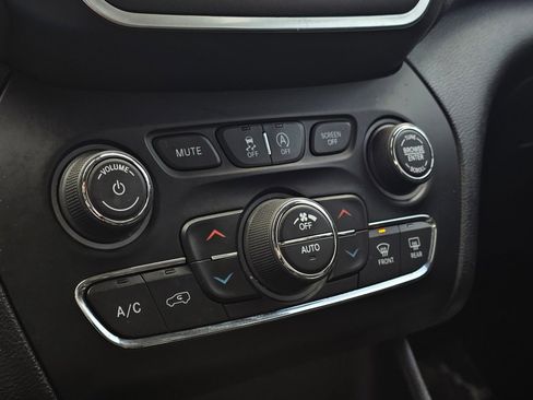 Used 2019 Jeep Cherokee Trailhawk w/ Comfort/Convenience Group image 9