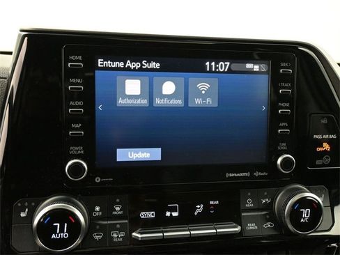 Used 2020 Toyota Highlander XLE image 12