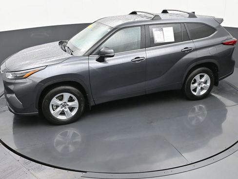 Used 2023 Toyota Highlander LE FWD image 35
