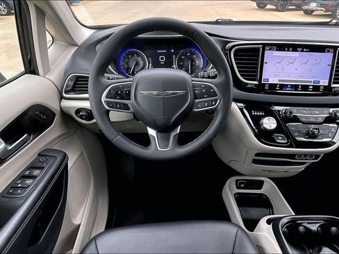 Used 2024 Chrysler Pacifica Touring-L FWD image 5