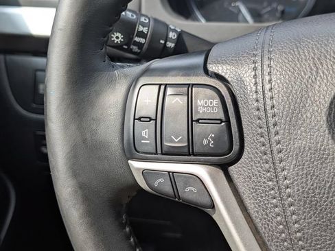 Used 2019 Toyota Highlander XLE AWD/4WD image 24