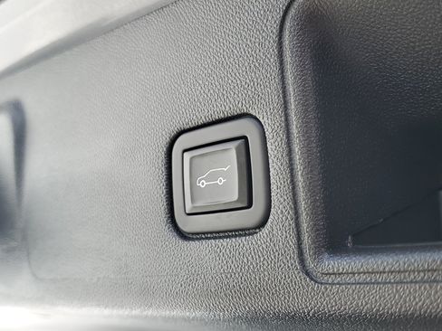 Used 2024 GMC Terrain SLE w/ Driver Convenience Package FWD image 12