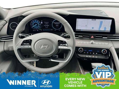 New 2025 Hyundai Elantra SEL image 18