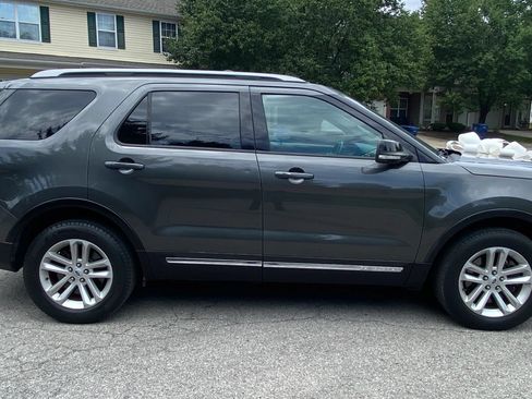 Used 2017 Ford Explorer XLT w/ Equipment Group 201A FWD image 7