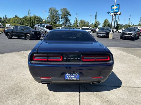 Used 2015 Dodge Challenger SXT RWD image 4