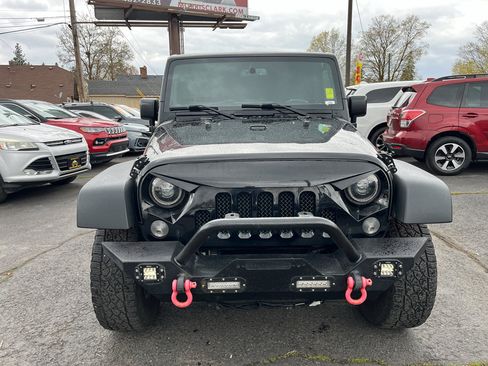 Used 2015 Jeep Wrangler Unlimited Rubicon w/ Max Tow Package image 11