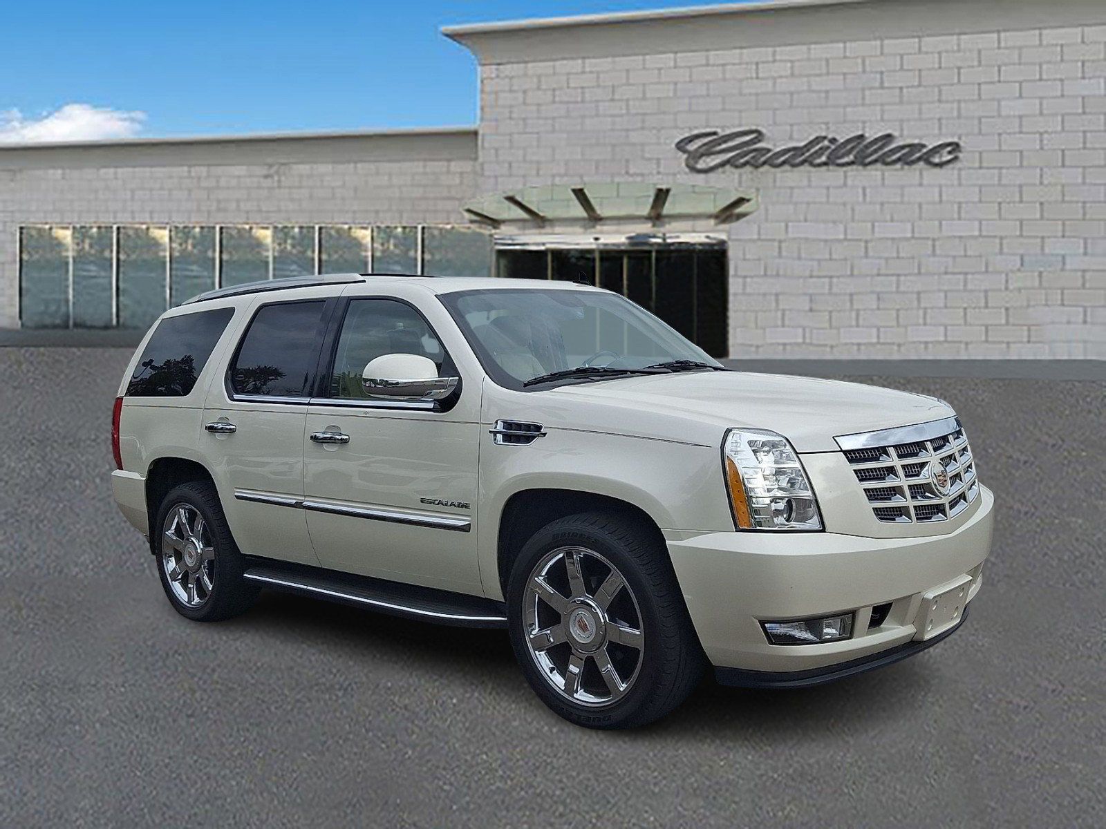 Used 2014 Cadillac Escalade Luxury AWD/4WD image 3