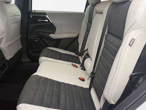 New 2025 Mitsubishi Outlander ES image 31