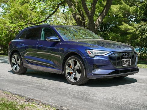Used 2022 Audi e-tron Premium Plus AWD/4WD image 3