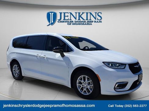 Used 2024 Chrysler Pacifica Touring-L image 10