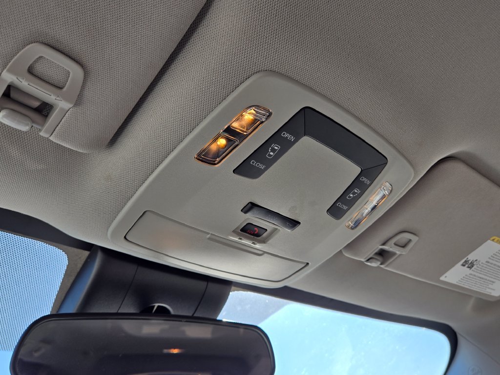 Used 2025 Toyota Sienna LE FWD image 22
