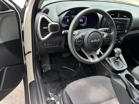 Used 2025 Kia Soul LX w/ LX Technology Package FWD image 32