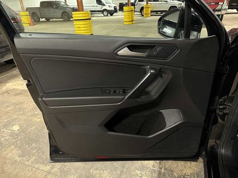 Used 2021 Volkswagen Tiguan SE w/ Panoramic Sunroof Package image 31