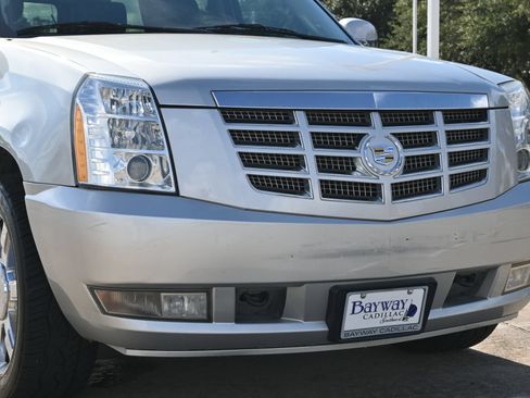 Used 2012 Cadillac Escalade Luxury RWD image 29