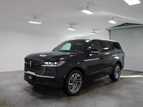 New 2026 Lincoln Navigator Reserve AWD/4WD image 3