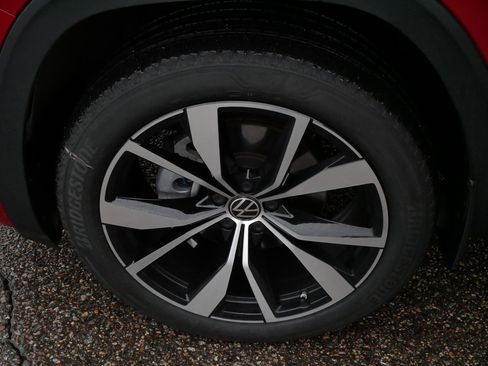 Certified 2025 Volkswagen Atlas Cross Sport SEL R-Line image 17