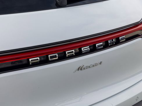 Certified 2023 Porsche Macan image 19