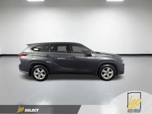 Used 2021 Toyota Highlander LE AWD/4WD image 6