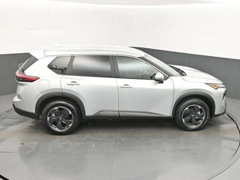 Used 2025 Nissan Rogue SV FWD image 42