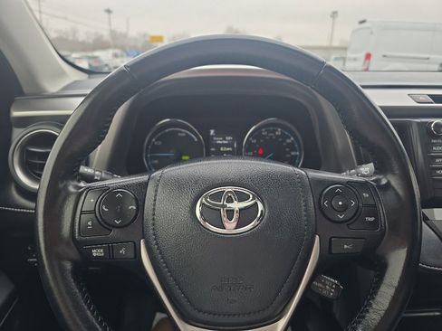 Used 2018 Toyota RAV4 XLE image 19