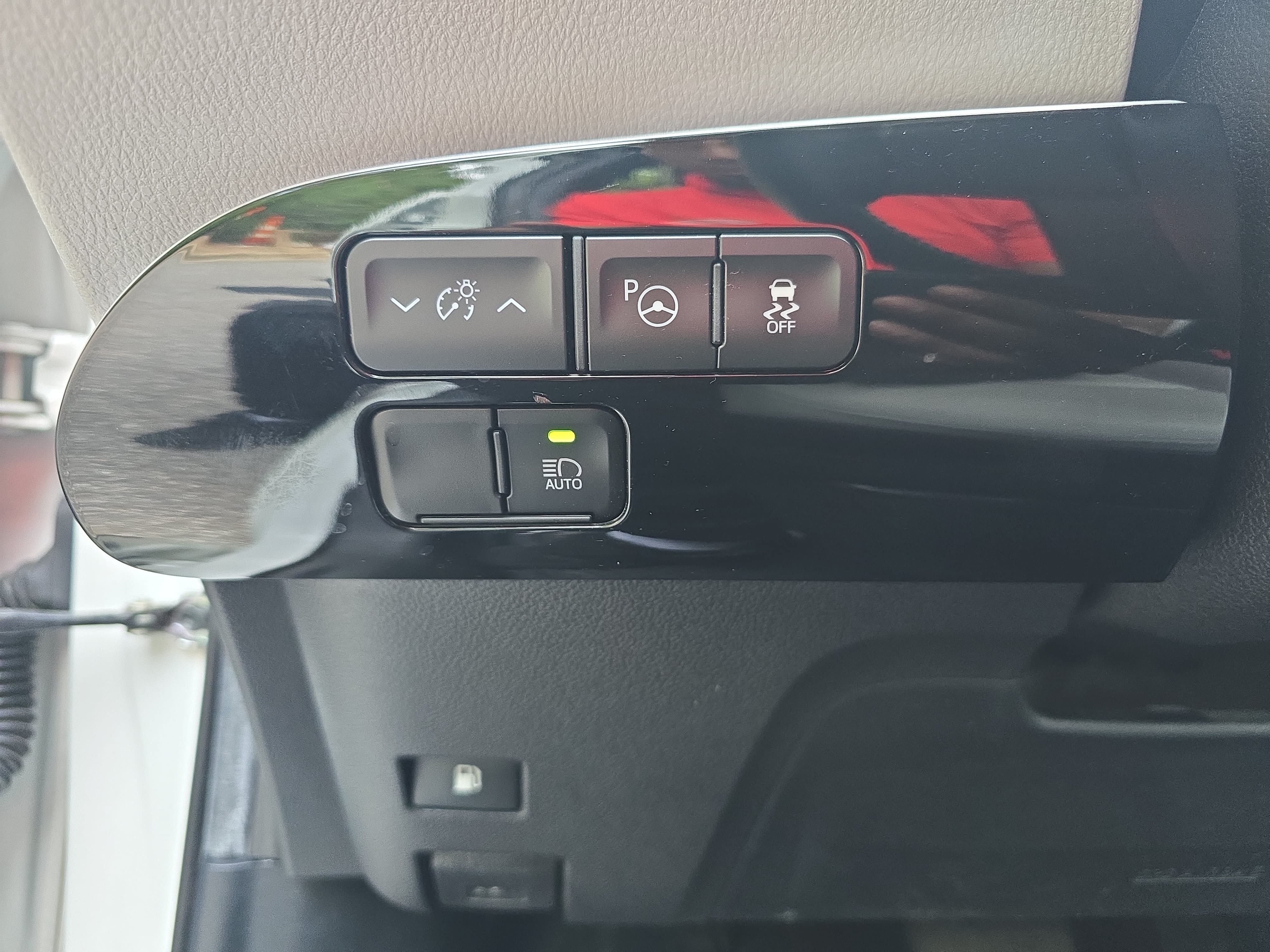 Used 2019 Toyota Prius XLE FWD image 24