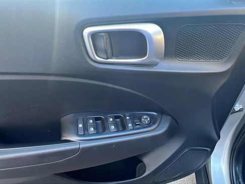 Used 2022 Hyundai Venue SE image 24