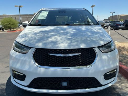 Used 2023 Chrysler Pacifica Touring-L FWD image 23