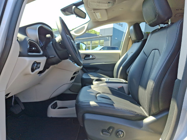 Used 2024 Chrysler Pacifica Touring-L FWD image 15