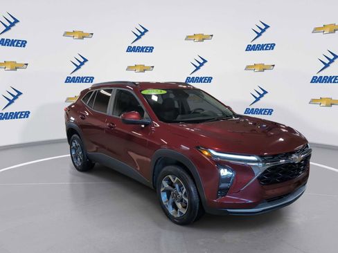 Used 2025 Chevrolet Trax LT w/ LT Convenience Package image 2