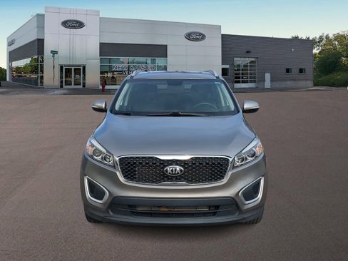 Used 2017 Kia Sorento LX image 3