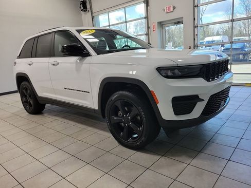 Used 2023 Jeep Grand Cherokee Altitude image 3