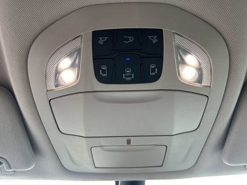 Used 2023 Chrysler Pacifica Touring-L FWD image 3