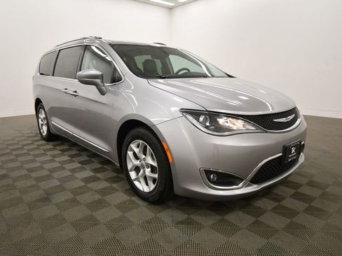Used 2017 Chrysler Pacifica Touring-L Plus w/ Tire & Wheel Group FWD image 10