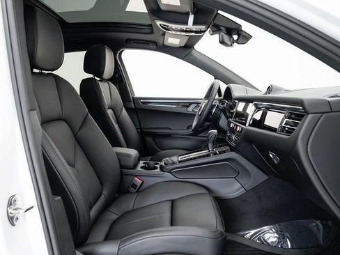 Certified 2025 Porsche Macan image 23