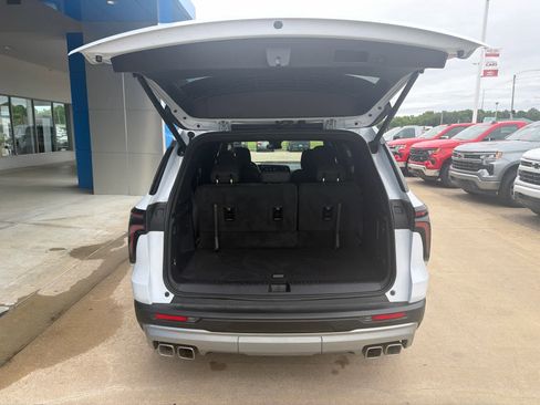 Used 2026 Chevrolet Traverse LT w/ LPO, Floor Liner Package FWD image 6