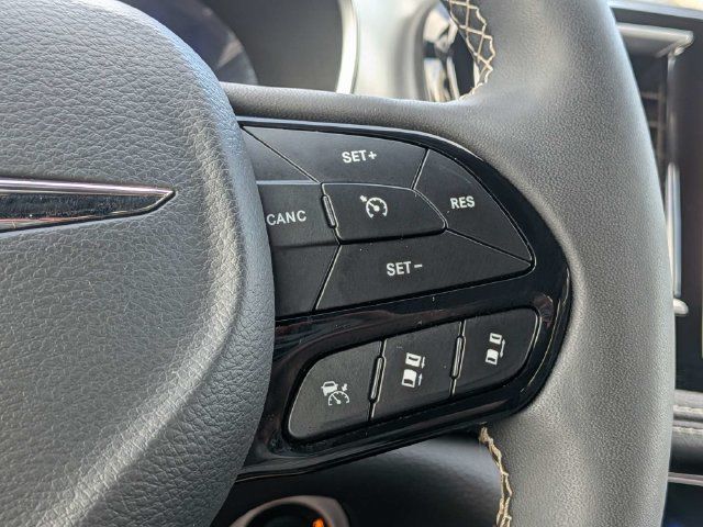 Used 2025 Chrysler Pacifica Limited FWD image 32