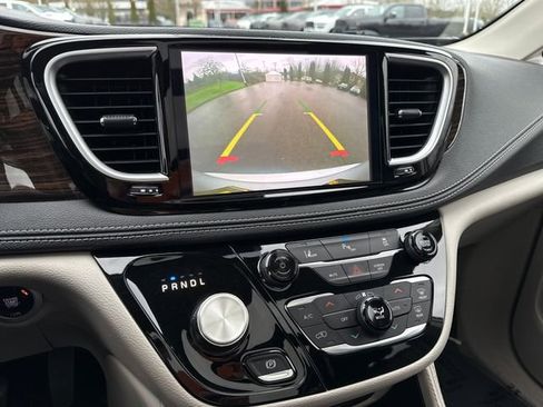 Used 2023 Chrysler Pacifica Limited image 30