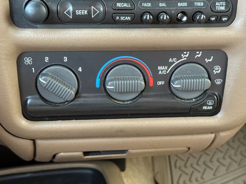 Used 2002 Chevrolet Blazer LS w/ Preferred Equipment Group AWD/4WD image 19