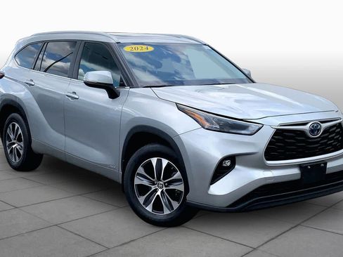 Used 2024 Toyota Highlander XLE AWD/4WD image 3