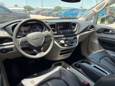 Used 2023 Chrysler Pacifica Touring-L FWD image 5