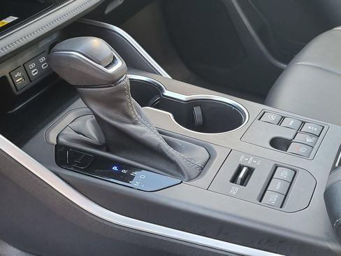 Used 2023 Toyota Highlander XLE image 9