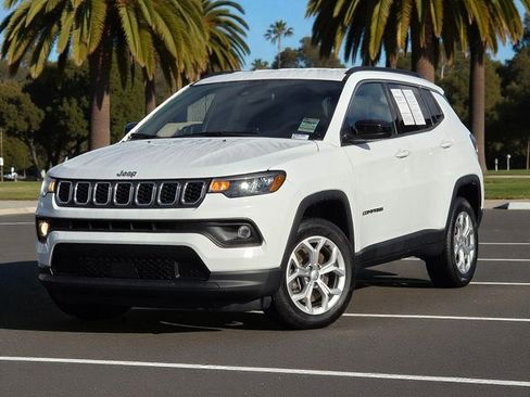Used 2024 Jeep Compass Latitude image 2